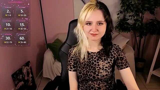 Snapshot of girl_next_doorr chatting on 29, 3, 2026 girl next doorr online show from 29, 3, 2026