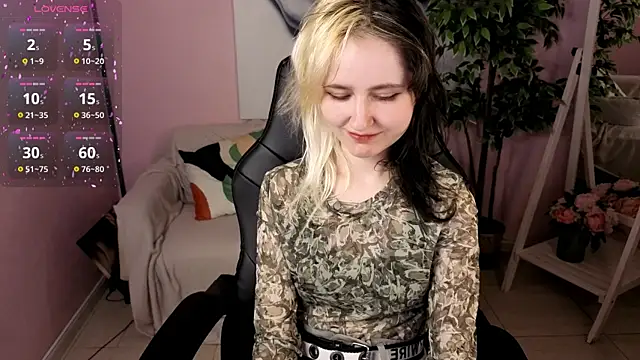 Snapshot of girl_next_doorr chatting on 19, 4, 2026 girl next doorr online show from 19, 4, 2026