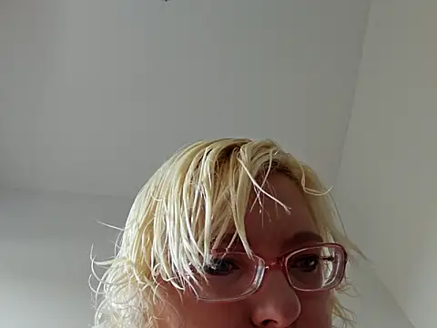 Snapshot of VikaKing chatting on 28, 11, 2025 VikaKing online show from 28, 11, 2025