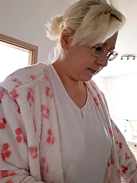 Snapshot of VikaKing chatting on 2, 12, 2025 VikaKing online show from 2, 12, 2025