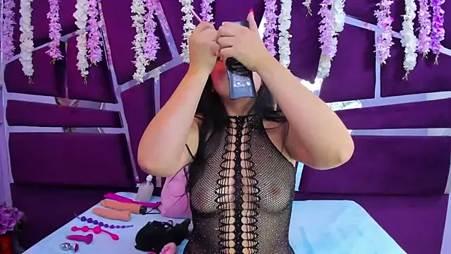 Mia Sweet 20 online show from 26, 11, 2025