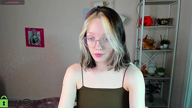 Snapshot of R0cket_bunny chatting on 13, 11, 2025 R0cket bunny online show from 13, 11, 2025