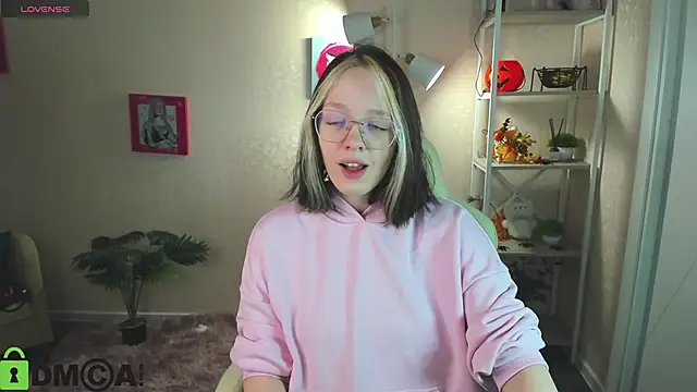 Snapshot of R0cket_bunny chatting on 14, 11, 2025 R0cket bunny online show from 14, 11, 2025