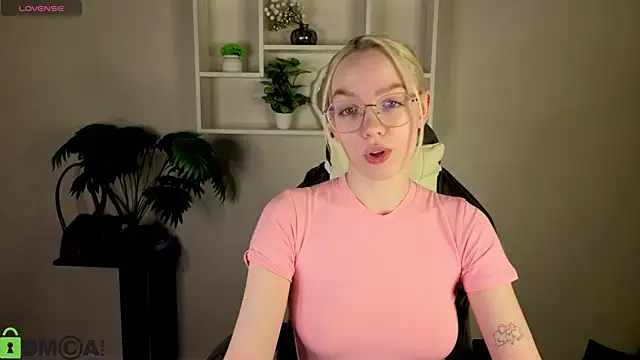 Snapshot of R0cket_bunny chatting on 28, 4, 2026 R0cket bunny online show from 28, 4, 2026