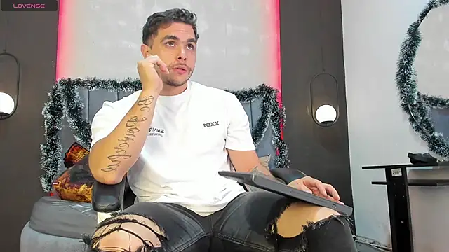 Liam walk  online show from 4, 12, 2025