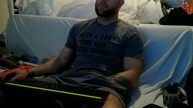 Luv2SuckBWC92 online show from 24, 10, 2025