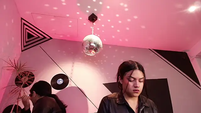 Lilith and Khloe online show from 22, 10, 2025