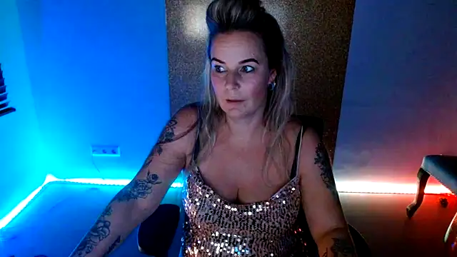 Snapshot of Mrs-Aurora chatting on 2, 12, 2025 Mrs-Aurora online show from 2, 12, 2025