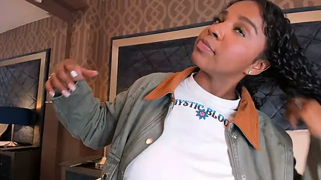 Snapshot of LisaMendez chatting on 10, 6, 2026 LisaMendez online show from 10, 6, 2026