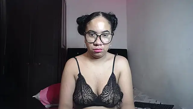 Snapshot of Kristynsmith chatting on 19, 9, 2025 Kristynsmith online show from 19, 9, 2025