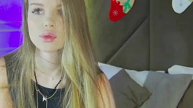 Snapshot of MarilynNova chatting on 14, 12, 2025 MarilynNova online show from 14, 12, 2025