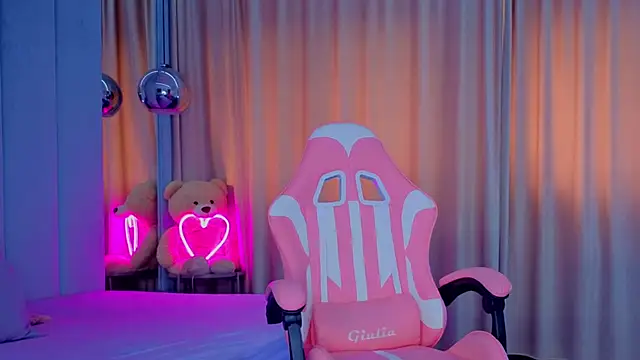 Snapshot of Reina_Cummings chatting on 5, 11, 2025 Reina Cummings online show from 5, 11, 2025