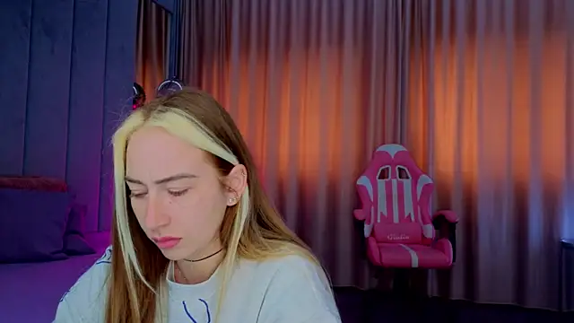 Snapshot of Reina_Cummings chatting on 6, 11, 2025 Reina Cummings online show from 6, 11, 2025