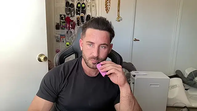 brettmycles28 online show from 25, 6, 2026