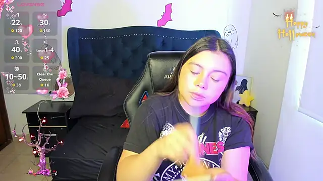 Snapshot of LucyPetit chatting on 3, 11, 2025 LucyPetit online show from 3, 11, 2025