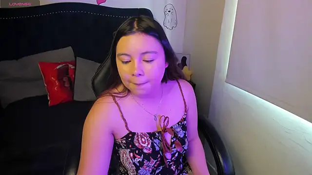 Snapshot of LucyPetit chatting on 12, 11, 2025 LucyPetit online show from 12, 11, 2025