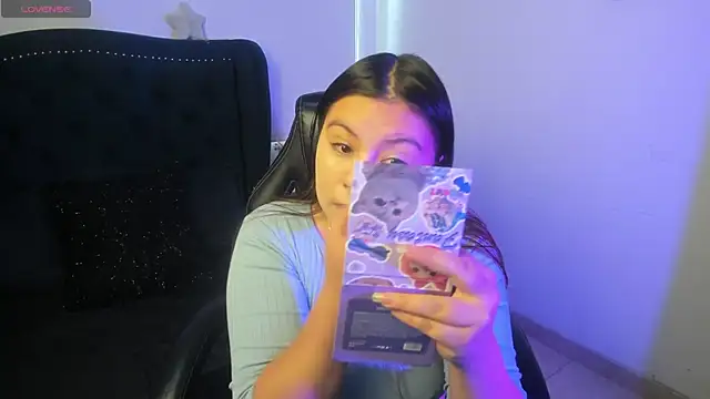 Snapshot of LucyPetit chatting on 2, 12, 2025 LucyPetit online show from 2, 12, 2025