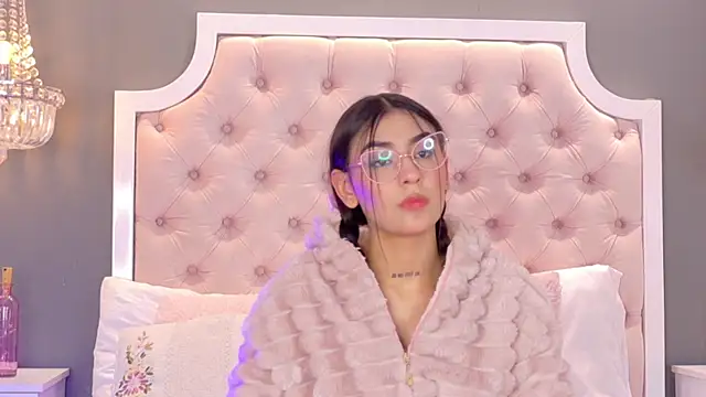 Snapshot of VioletBlaze chatting on 10, 11, 2025 VioletBlaze online show from 10, 11, 2025