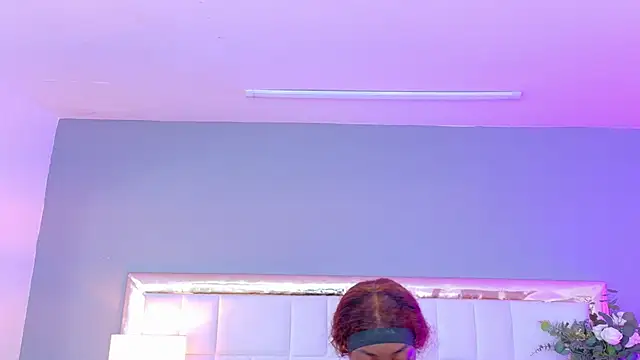 MadeleineHocker online show from 6, 11, 2025