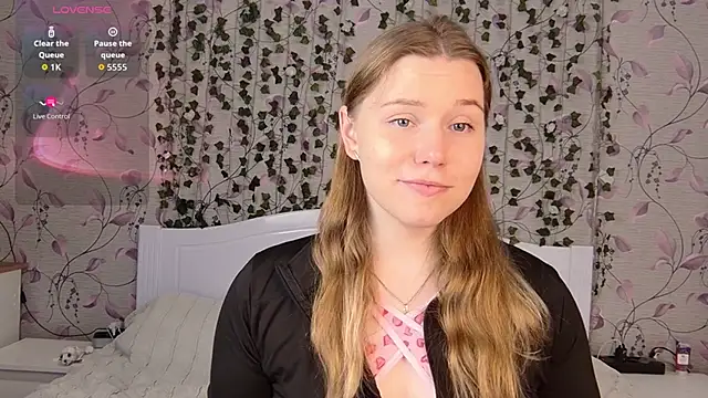 Snapshot of _influensii_ chatting on 21, 10, 2025 influensii online show from 21, 10, 2025