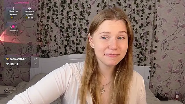 Snapshot of _influensii_ chatting on 22, 10, 2025 influensii online show from 22, 10, 2025