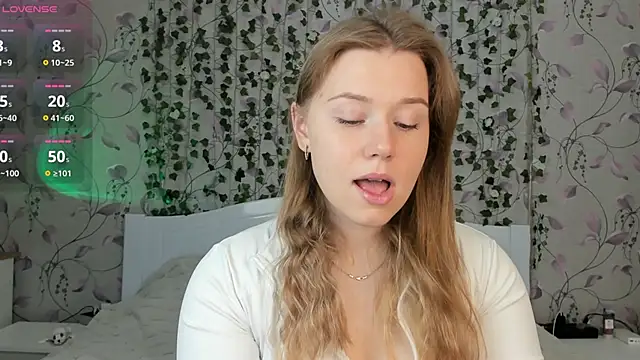 Snapshot of _influensii_ chatting on 28, 10, 2025 influensii online show from 28, 10, 2025