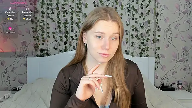 Snapshot of _influensii_ chatting on 30, 10, 2025 influensii online show from 30, 10, 2025