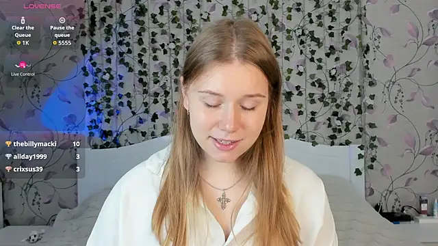 Snapshot of _influensii_ chatting on 4, 11, 2025 influensii online show from 4, 11, 2025