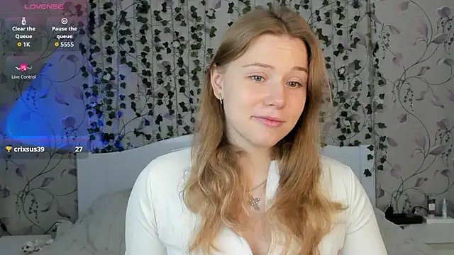 Snapshot of _influensii_ chatting on 5, 11, 2025 influensii online show from 5, 11, 2025