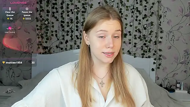 Snapshot of _influensii_ chatting on 6, 11, 2025 influensii online show from 6, 11, 2025