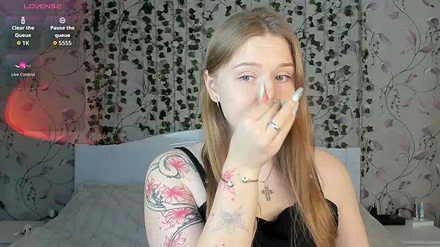 Snapshot of _influensii_ chatting on 10, 11, 2025 influensii online show from 10, 11, 2025