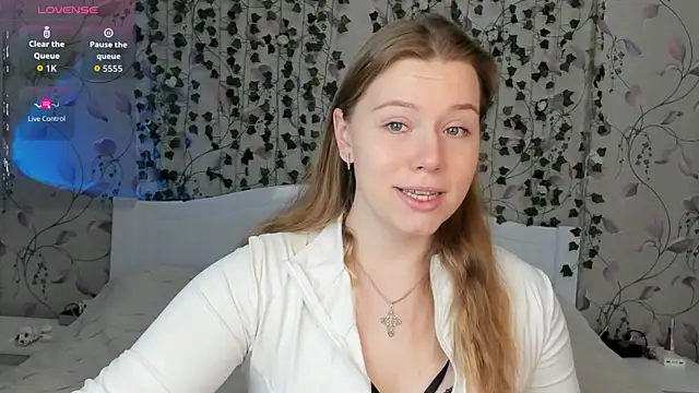 Snapshot of _influensii_ chatting on 25, 11, 2025 influensii online show from 25, 11, 2025