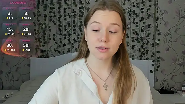 Snapshot of _influensii_ chatting on 28, 11, 2025 influensii online show from 28, 11, 2025