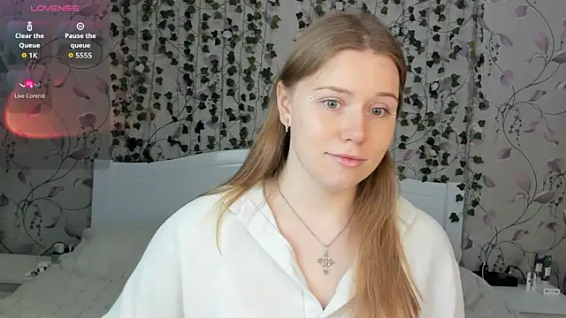 Snapshot of _influensii_ chatting on 1, 12, 2025 influensii online show from 1, 12, 2025