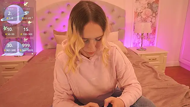 LilElfie online show from 16, 12, 2025