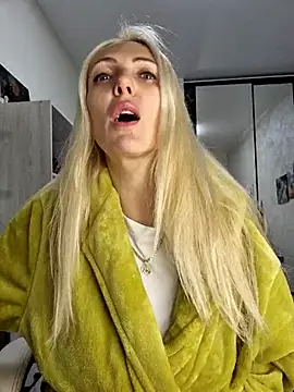 Snapshot of Monna chatting on 7, 11, 2025 Monna online show from 7, 11, 2025