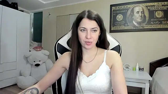 Snapshot of EmiLovsi chatting on 8, 10, 2025 EmiLovsi online show from 8, 10, 2025