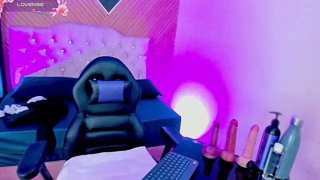 Snapshot of Nyx_Moon chatting on 2, 7, 2026 Nyx Moon online show from 2, 7, 2026