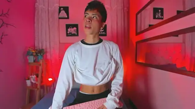 Snapshot of MaxiWildd chatting on 22, 11, 2025 MaxiWildd online show from 22, 11, 2025