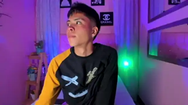 Snapshot of MaxiWildd chatting on 24, 11, 2025 MaxiWildd online show from 24, 11, 2025