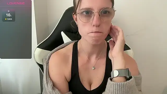 Snapshot of BustyKellyXXX chatting on 15, 10, 2025 BustyKellyXXX online show from 15, 10, 2025