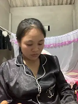 Snapshot of NhuFox chatting on 4, 10, 2025 NhuFox online show from 4, 10, 2025