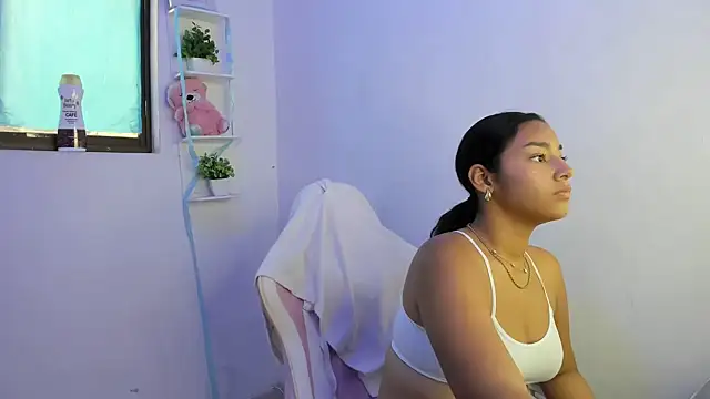 Snapshot of alicie_shy1 chatting on 17, 10, 2025 alicie shy1 online show from 17, 10, 2025