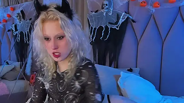 Snapshot of CarolLamb chatting on 28, 10, 2025 CarolLamb online show from 28, 10, 2025