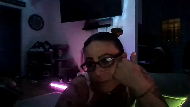 Snapshot of SparklesB1tch chatting on 4, 7, 2026 SparklesB1tch online show from 4, 7, 2026