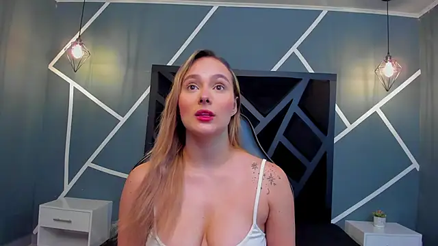 Emmaa white  online show from 12, 11, 2025