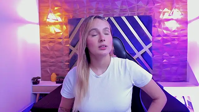 Emmaa white  online show from 13, 2, 2026