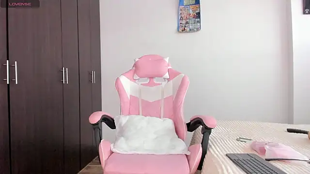 kendal hot01 online show from 16, 2, 2026