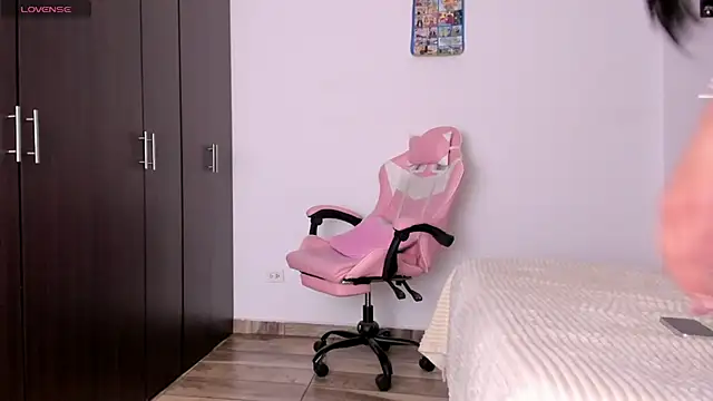 kendal hot01 online show from 13, 3, 2026