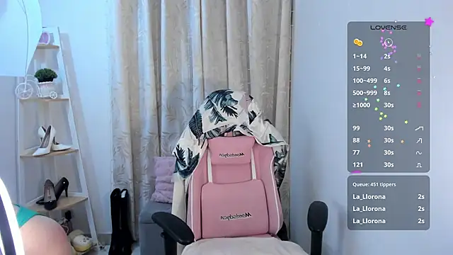 sarah saenz  online show from 15, 11, 2025